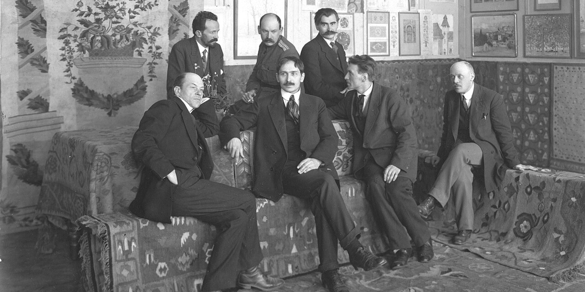 АКАДЕМІКИ: У грудні 1917 року у Києві відкрилась Державна академія мистецтв України, яку очолив Василь Кричевський. На фото її засновники (стоять зліва направо) — видатні художники Олександр Мурашко, Григорій Нарбут, Василь Кричевський, (сидять зліва направо) Микола Бурачек, Федір Кри- чевський, Михайло Бойчук, Михайло Жук. Через два місяці Київ взяли більшовики (Фото: DR)