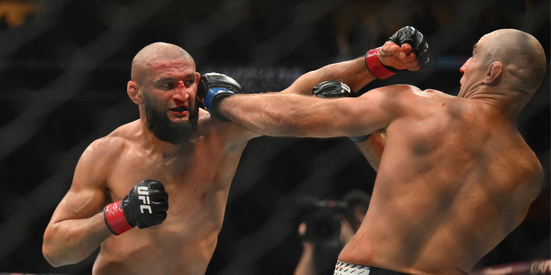 Американец во второй раз стал чемпионом UFC, одолев до того непобежденного друга Кадырова — видео