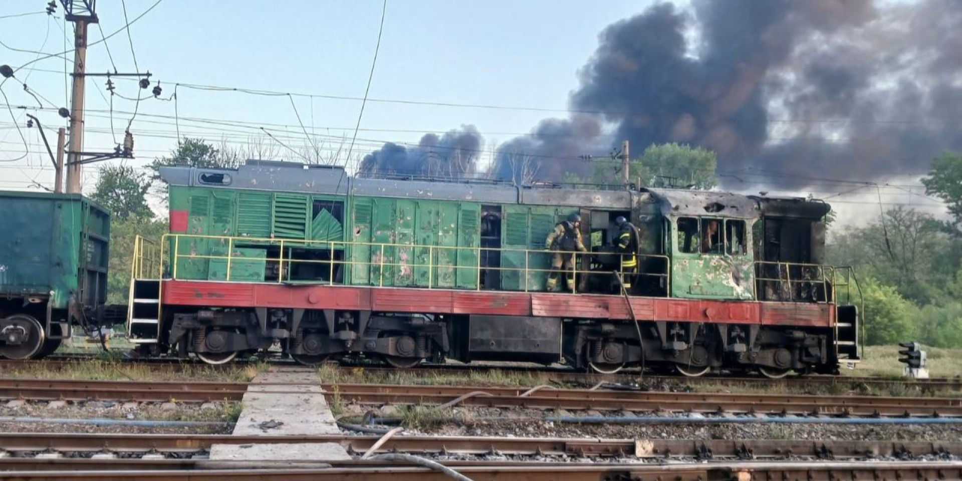Россия ударила по железной дороге в Днепропетровской области: повреждены локомотивы, ранен машинист