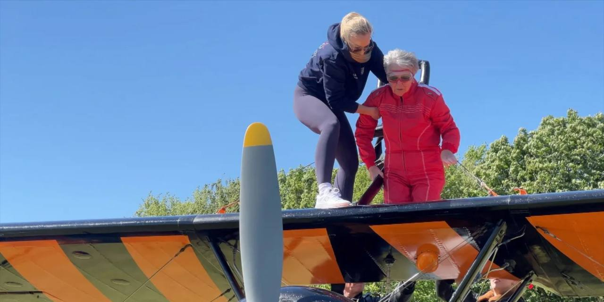 80-летняя британка отметила день рождения на крыле самолета, который двигался со скоростью 129 км/ч — видео