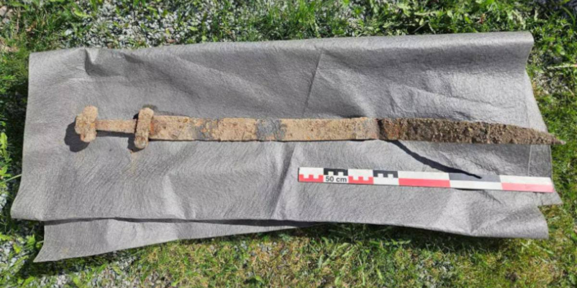 В Норвегии во время школьной экскурсии первоклассник нашел 1300-летний меч — артефакт связывают с викингами