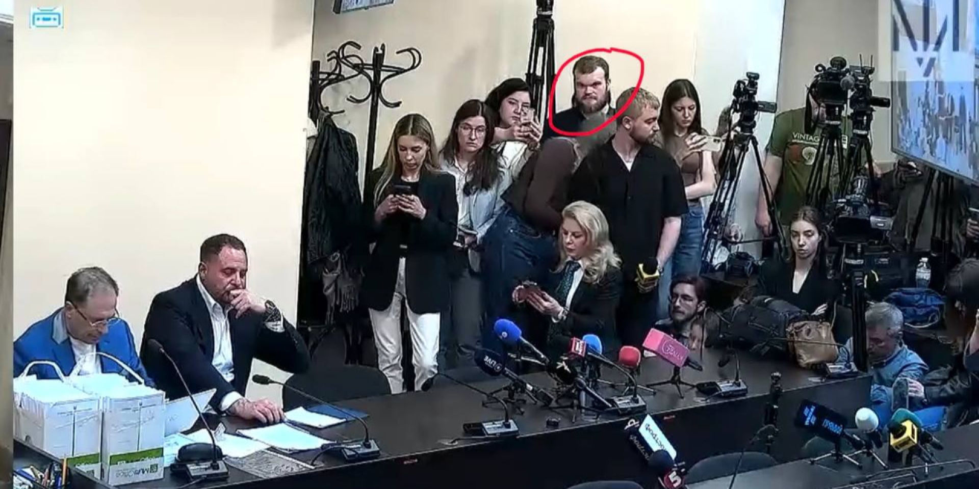 На заседании ВАКС по мере пресечения Ермаку заметили мужчину, участвующего в атаке на САП и НАБУ — ЦПК