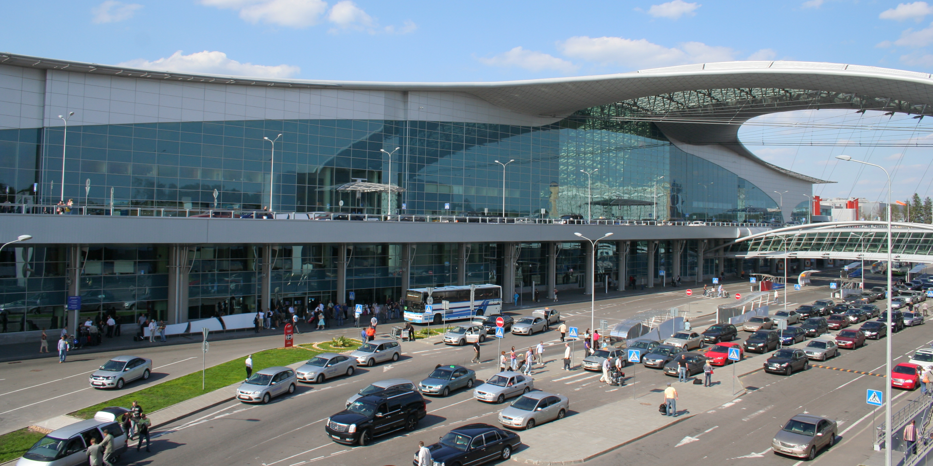 Пилоты в московском Шереметьево пожаловались на использование аэропорта в военных целях и «унижения» от ФСБ — СМИ