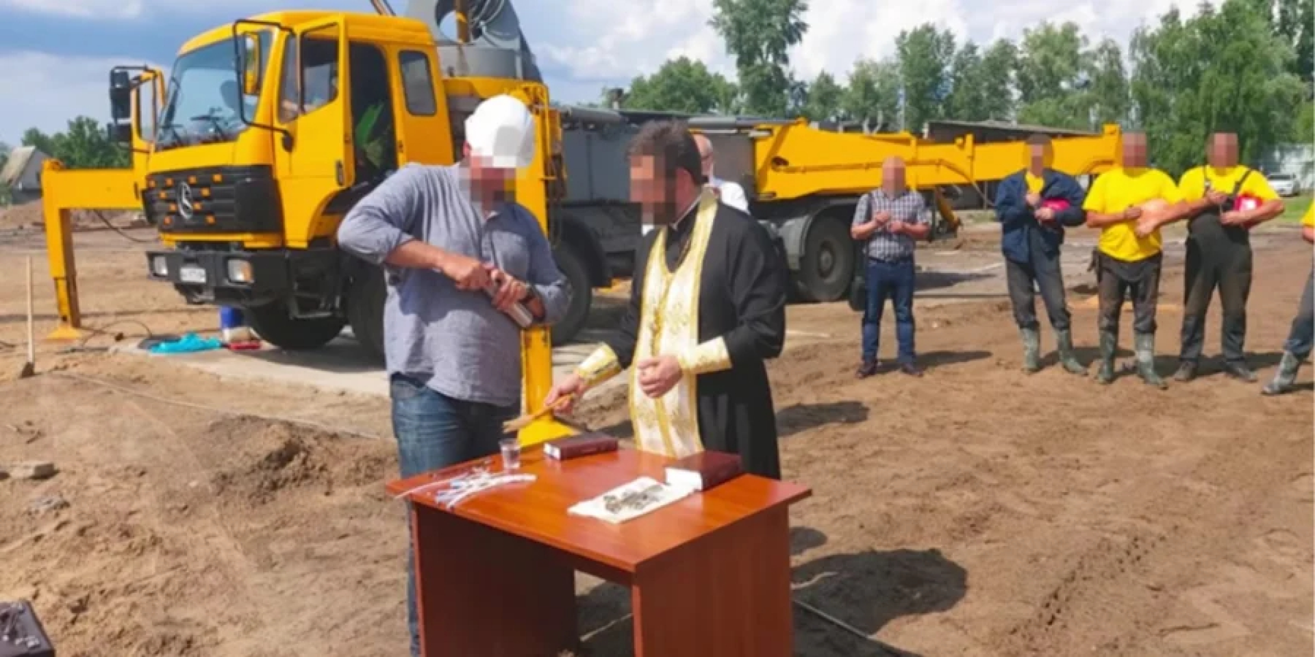 Строительство кооператива Династия освящал священник УПЦ МП, чья жена дружит с Ермаком — Слідство.Інфо