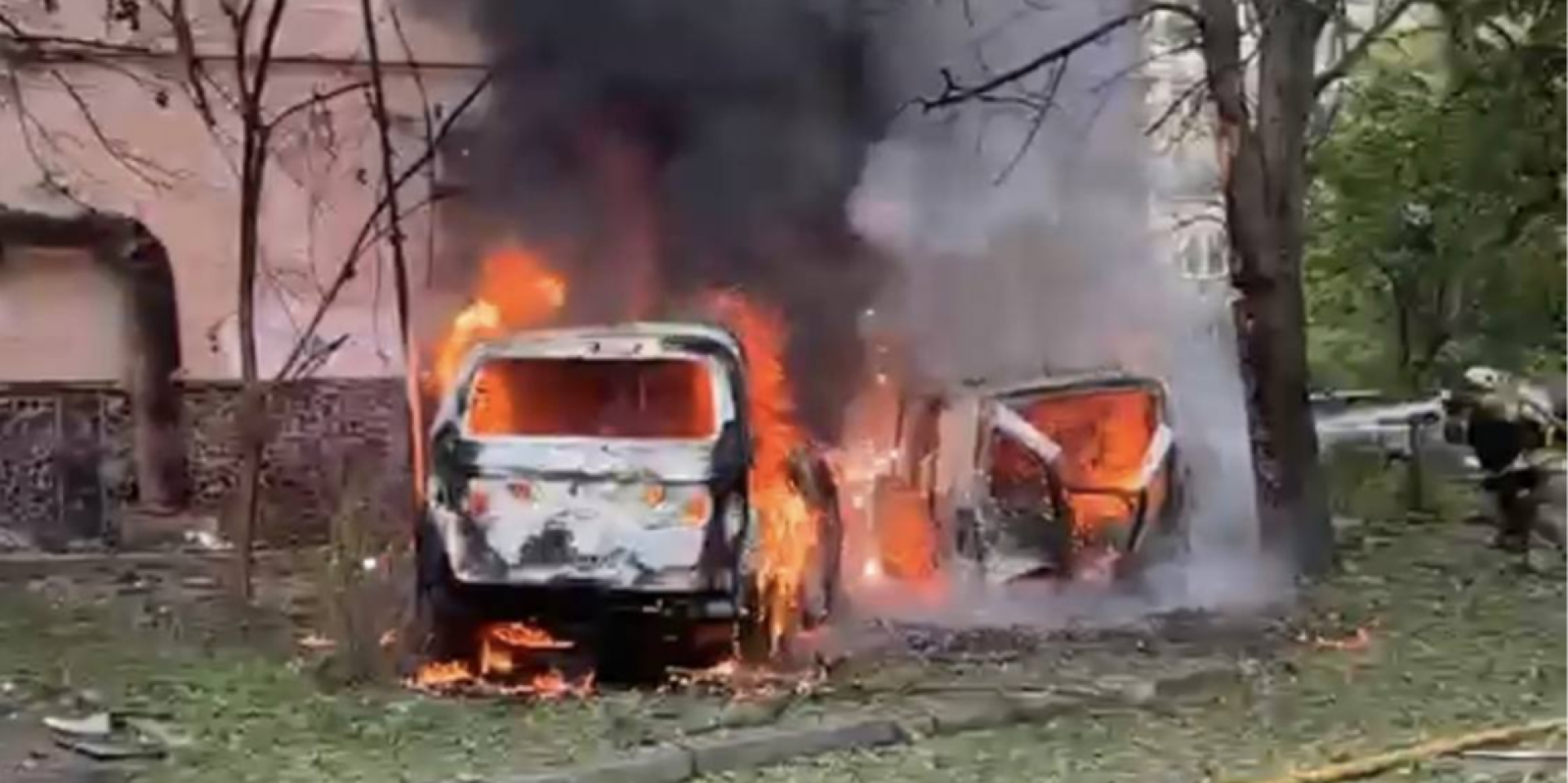 Массированная атака шахедами: в Одессе обломки БпЛА упали на крышу многоэтажки, возник пожар
