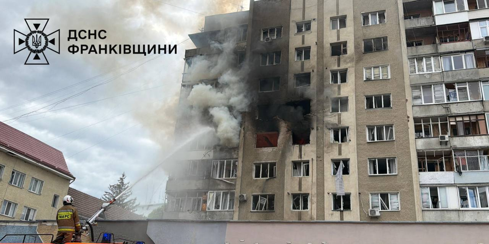 В ГСЧС показали последствия сегодняшнего удара РФ по Ивано-Франковску — фото