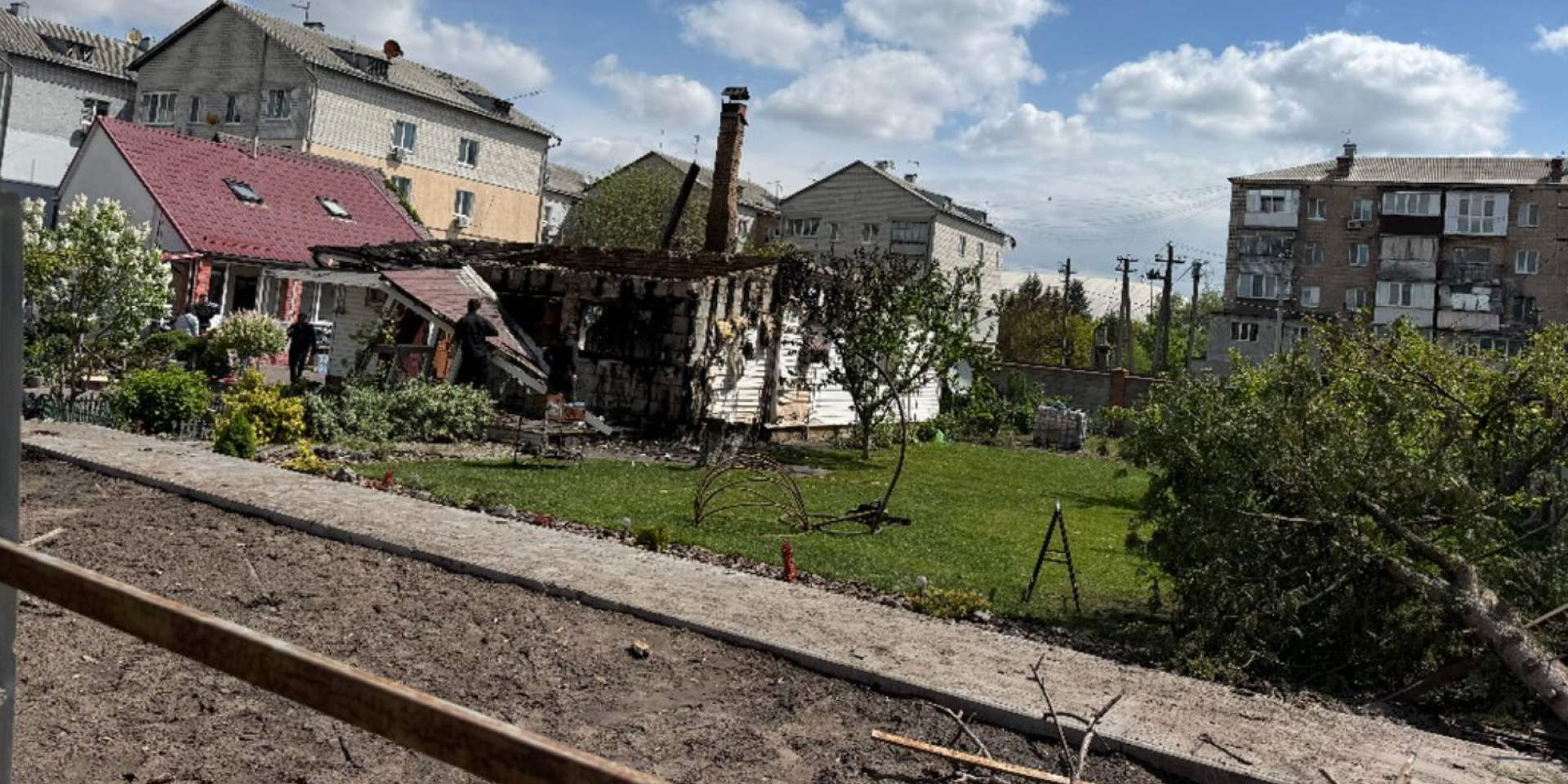 Зруйнований будинок полеглого захисника у Щасливому (Фото: Суспільне новини/Станіслав Свирид)