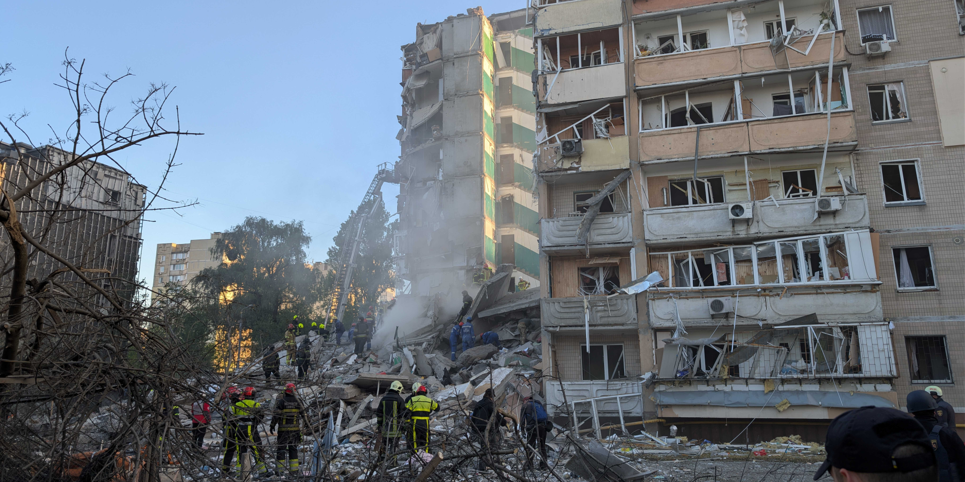 Полиция показала первые минуты после удара по многоэтажке в Киеве — видео
