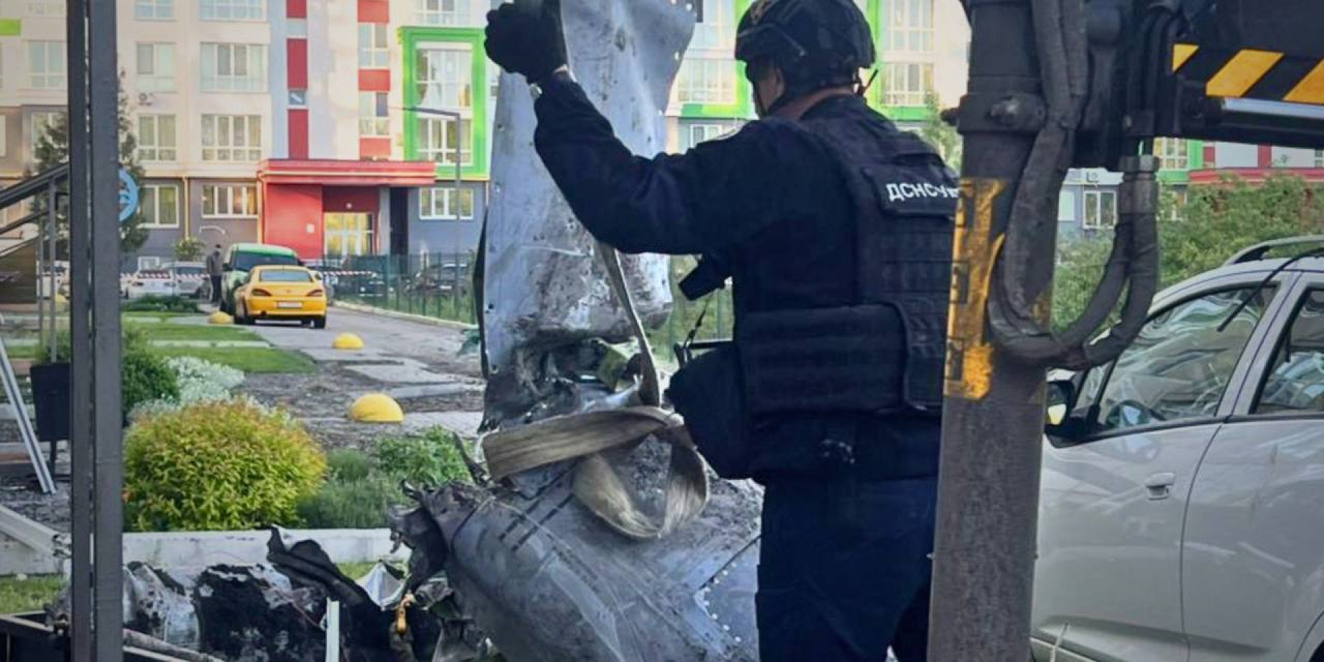 Rescuers remove unexploded Russian missile warhead from Kyiv Oblast apartment block