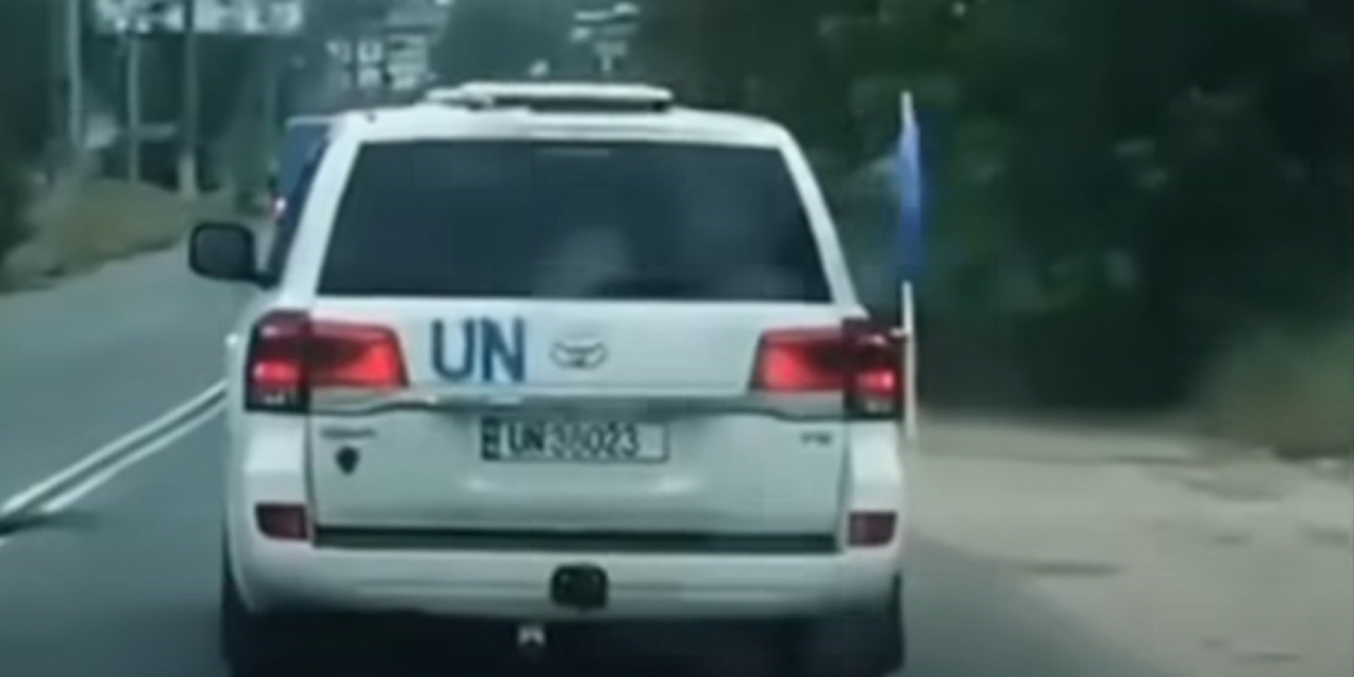 Россияне показали видео, как бьют дроном по авто ООН в Херсоне, но глава миссии сказал — «виновники неизвестны»