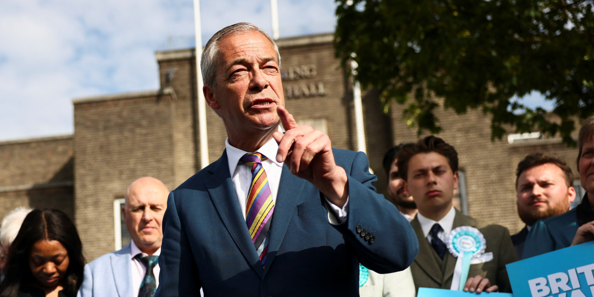 Лидер Reform UK Найджел Фарадж объяснил, почему его партия сняла флаг Украины возле здания совета Эссекса