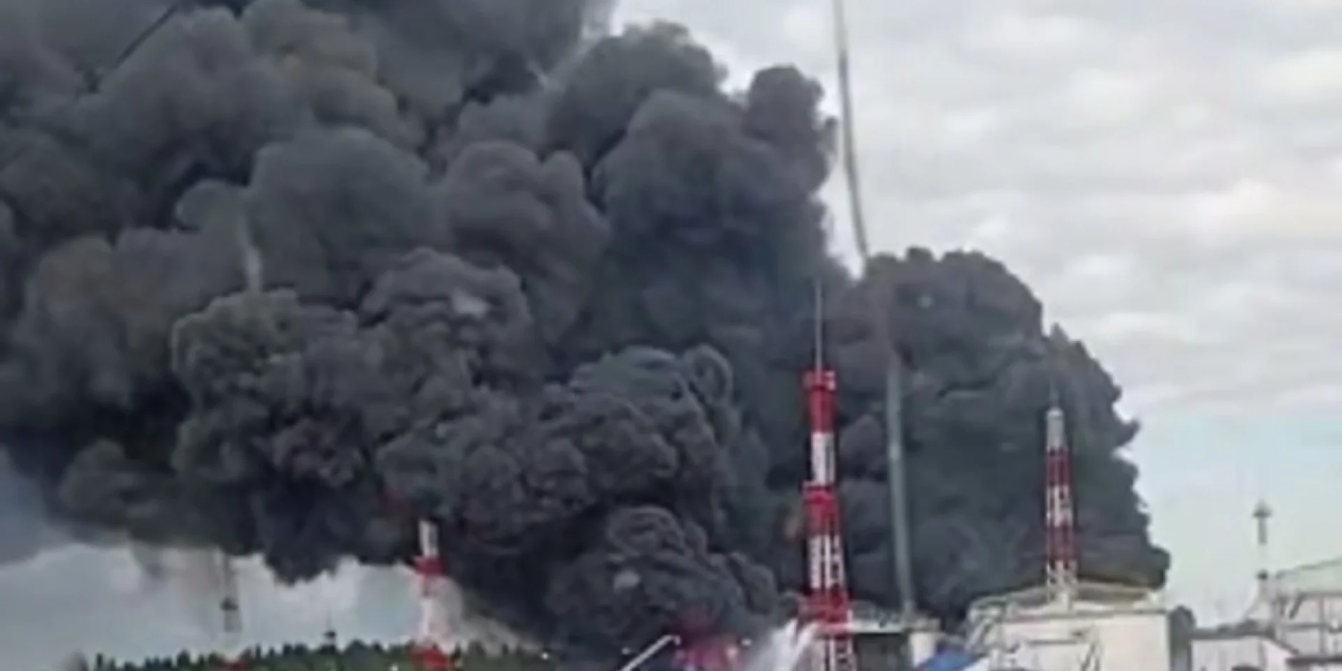 Reportedly a fire at an oil loading station in the village of Durikino, Moscow Oblast, on May 17, 2026. (Photo: Screenshot from video / Exilenova+ / Telegram)