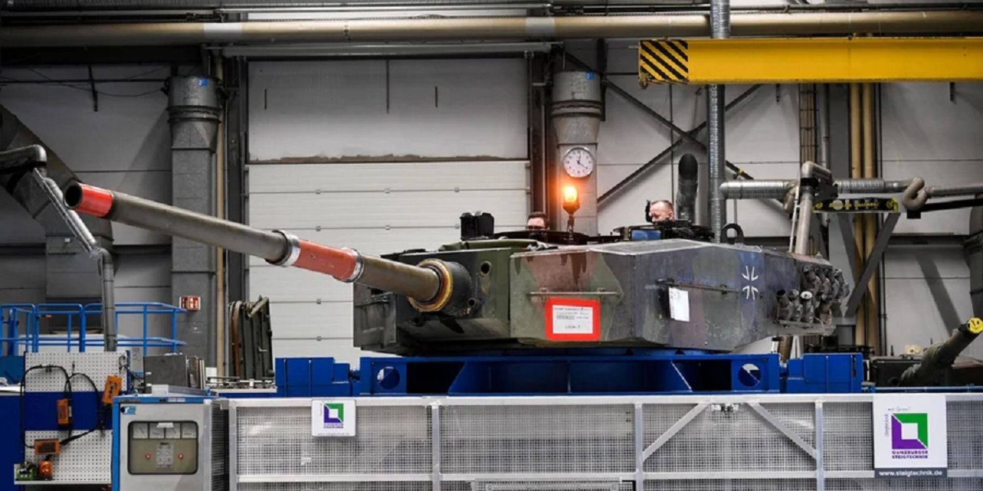 Танк Leopard 2 на виробничій лінії заводу Rheinmetall у німецькій громаді Унтерлюс (Фото: Reuters/Fabian Bimmer)