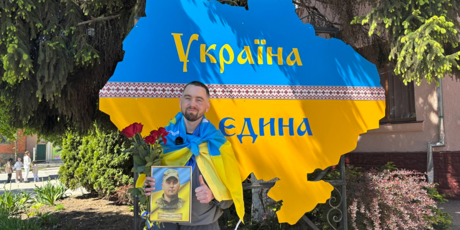 Захисник зняв свій портрет зі стенду безвісти зниклих і полонених (Фото: Суспільне Вінниця)