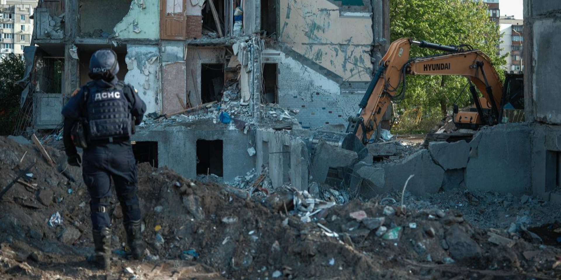 As a result of the massive Russian strike on Kyiv on May 14, part of a residential building collapsed in the Darnytskyi district of the capital (Photo: Kyiv State Emergency Service)