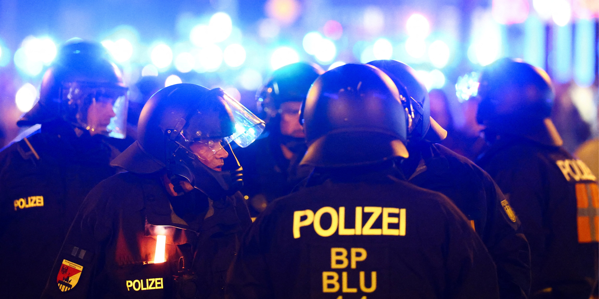 Those involved in the investigation were detained, and law enforcement officers conducted a series of searches (Photo: REUTERS/Lisi Niesner)