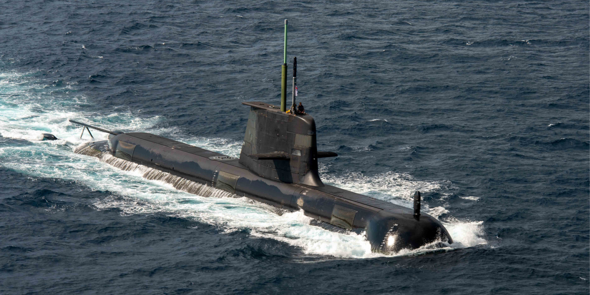 Австралия продлит срок службы 6 подводных лодок. На изображении — субмарина HMAS Farncomb (Фото: Michael B. Jarmiolowski)