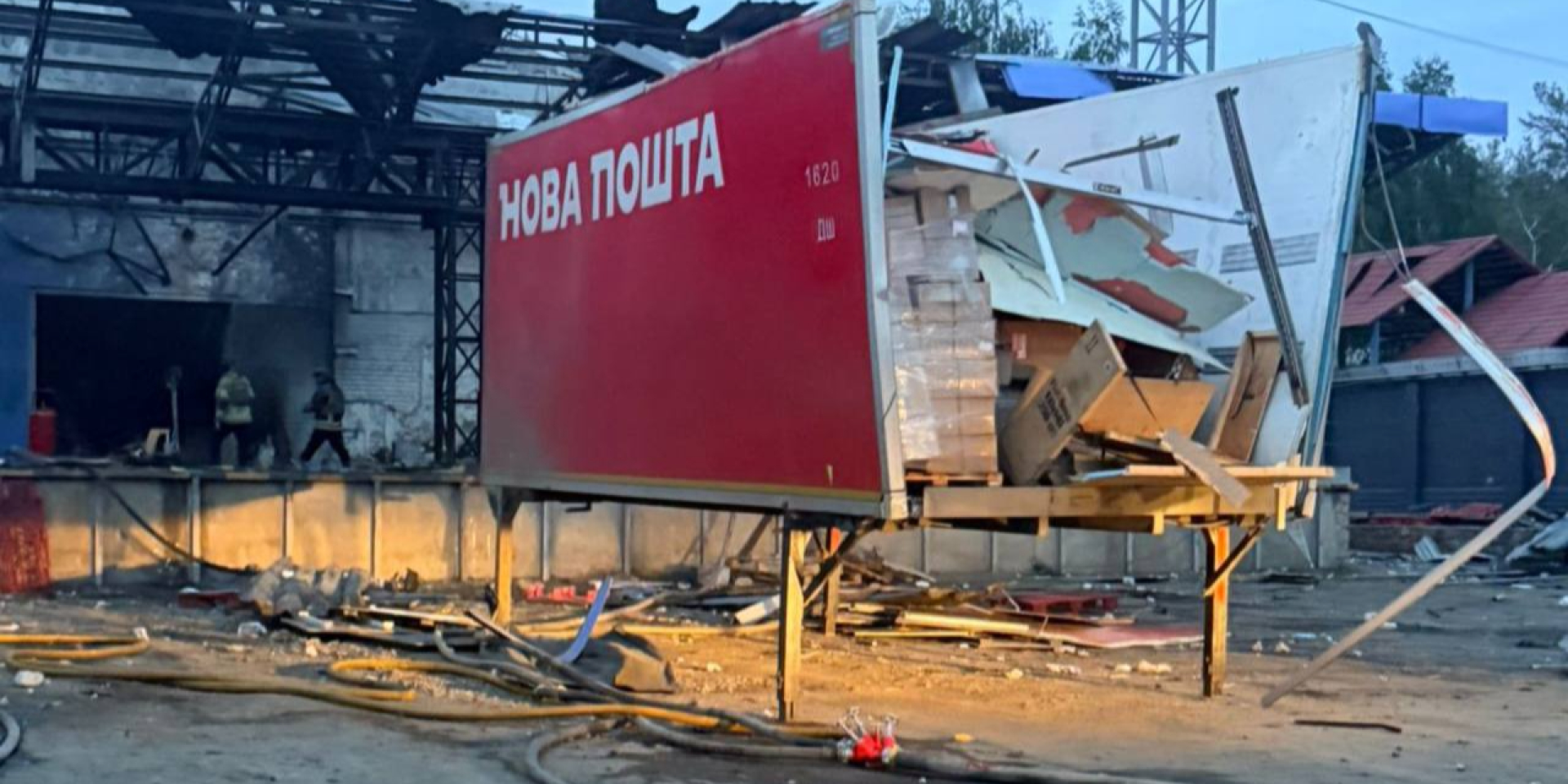 Использовались дроны Герань-2. В Харькове оккупанты трижды атаковали депо Новой почты — фото