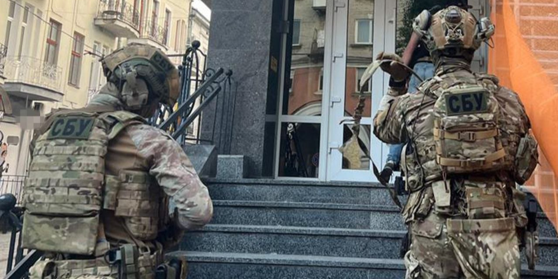 Співробітники СБУ проводять обшуки у справі про прикриття роботи «порноофісів» (Фото: СБУ)