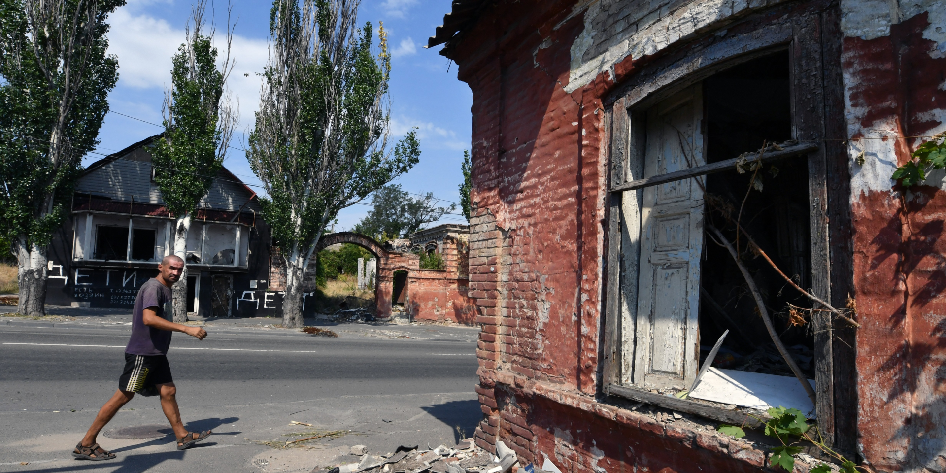 Destroyed private housing in Mariupol: Much of the city still lies in ruins. (Photo: AFP via Getty Images)