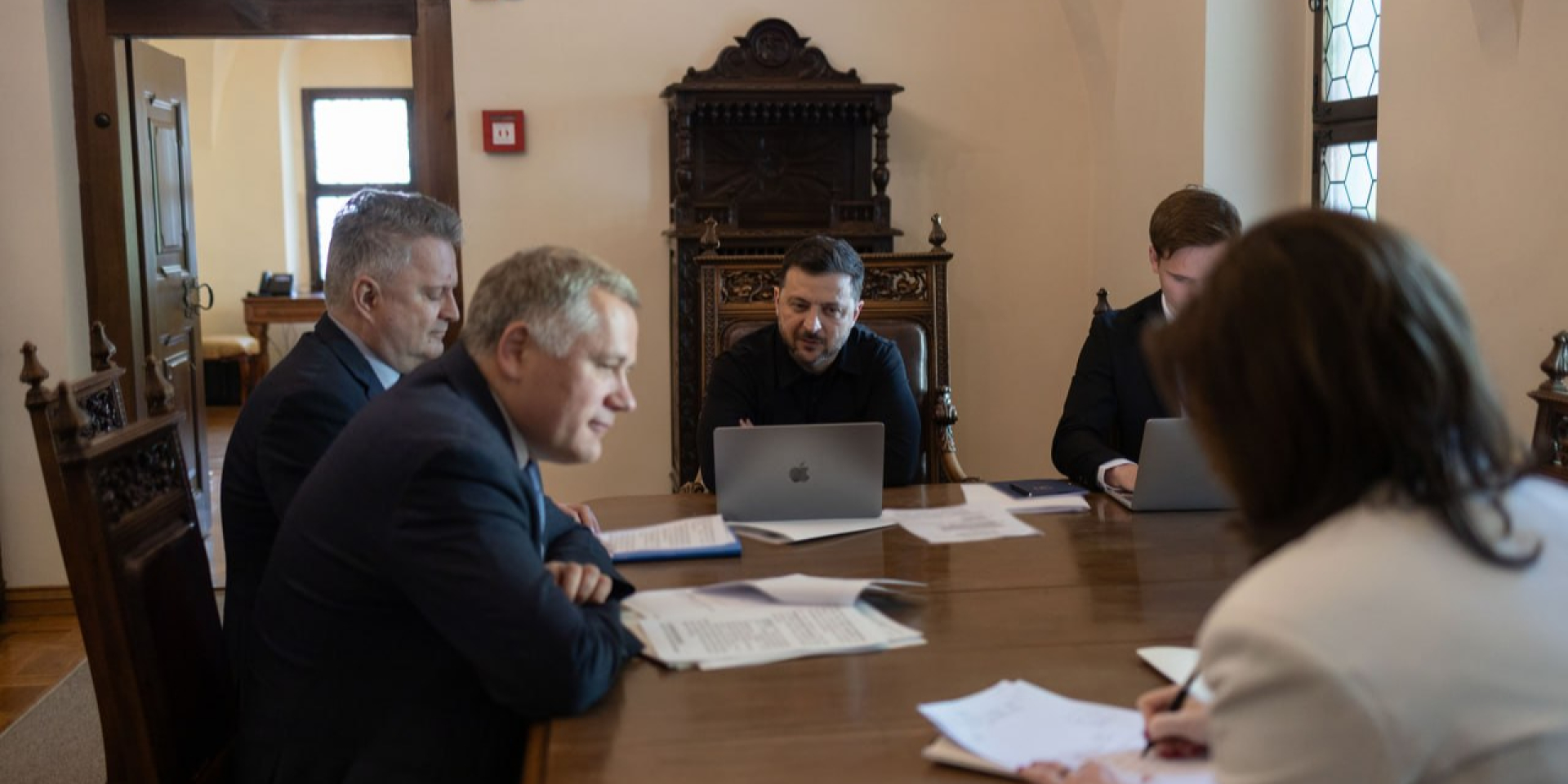 Zelenskyy talks to Serbia's Vucic