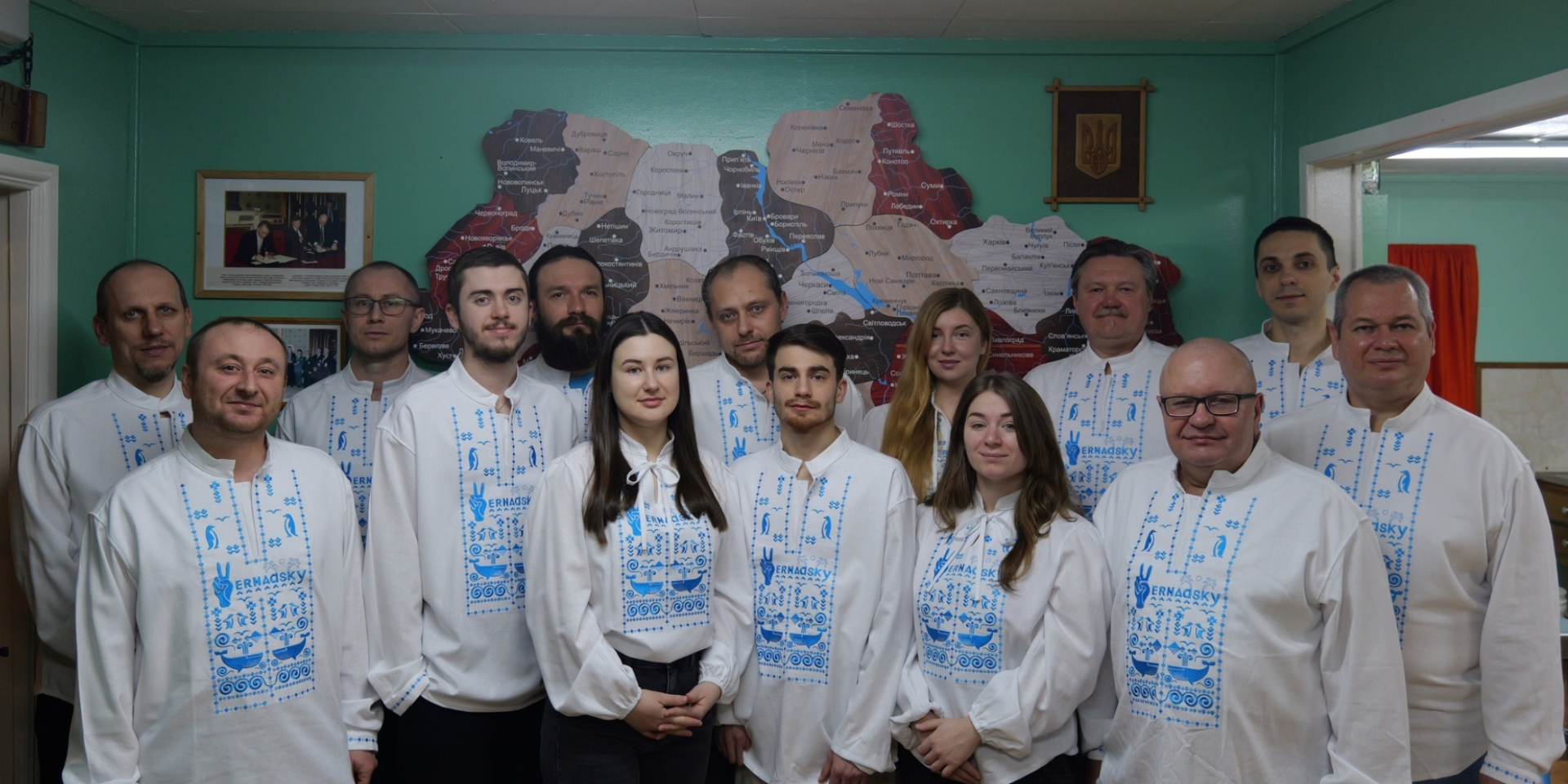 Изображены пингвины, киты и бакланы. Украинские полярники показались в особых вышиванках — фото