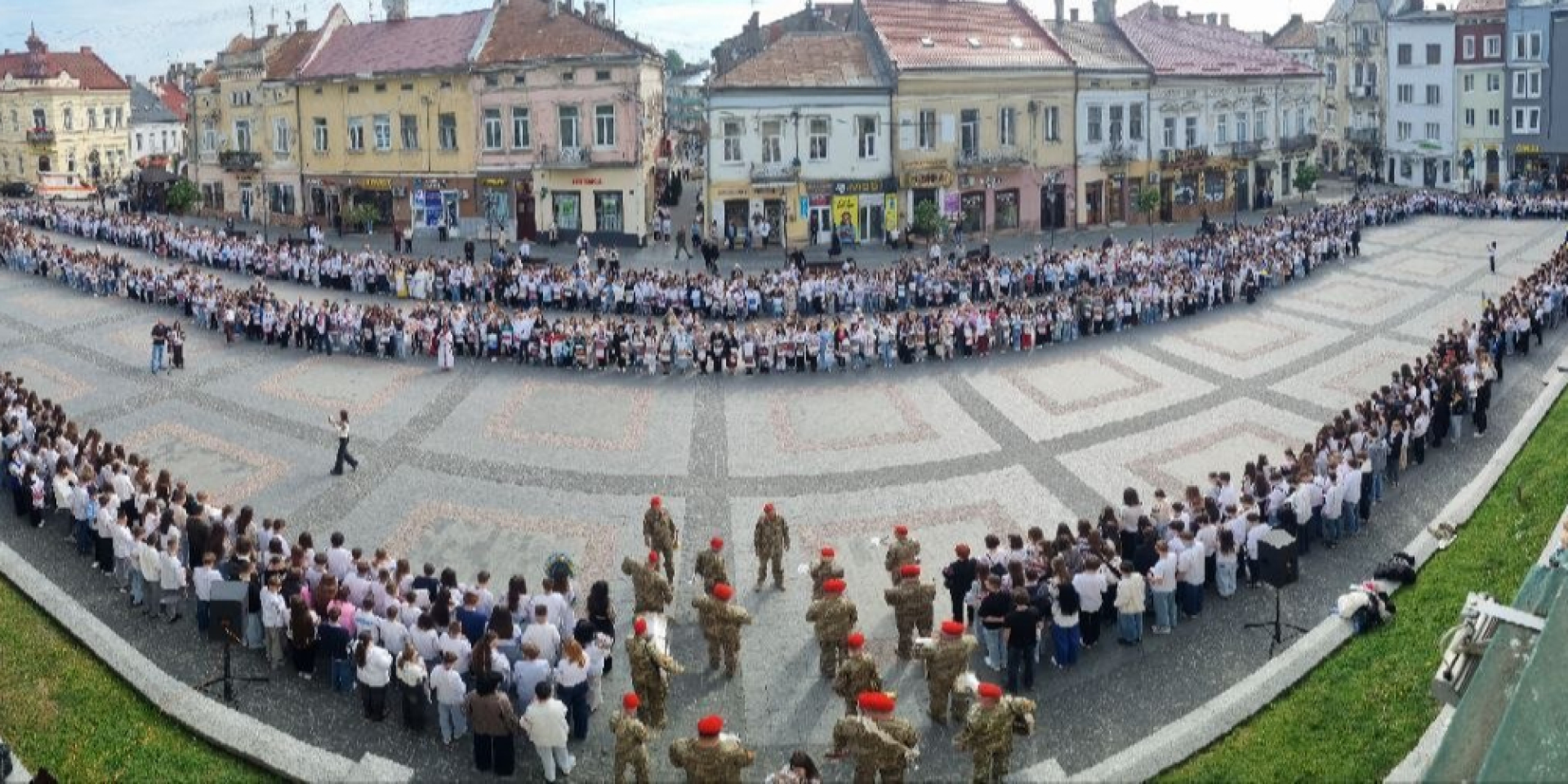 У Дрогобичі встановили Національний рекорд у День вишиванки (Фото: Лана Вєтрова/Facebook)
