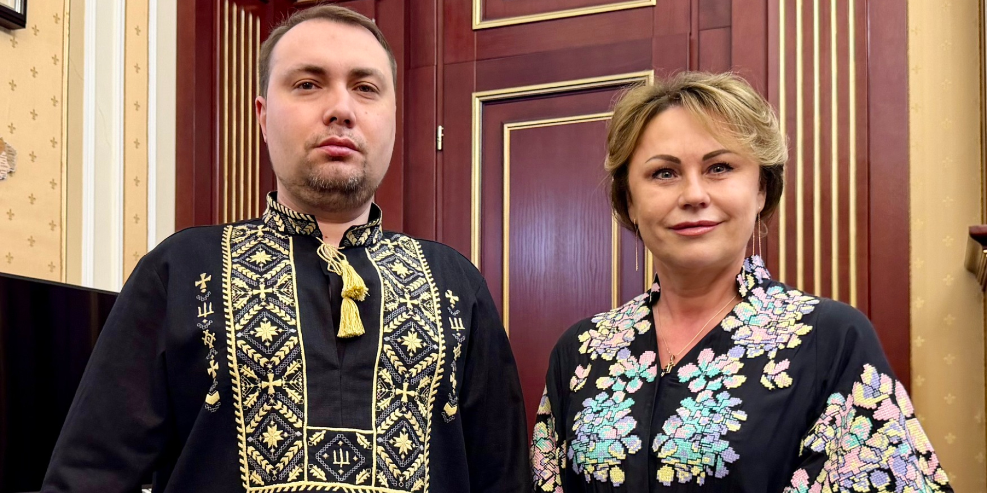 «Закодировали на победу и победу». Кирилл Буданов получил в подарок вышиванку, которую для него украсили дети