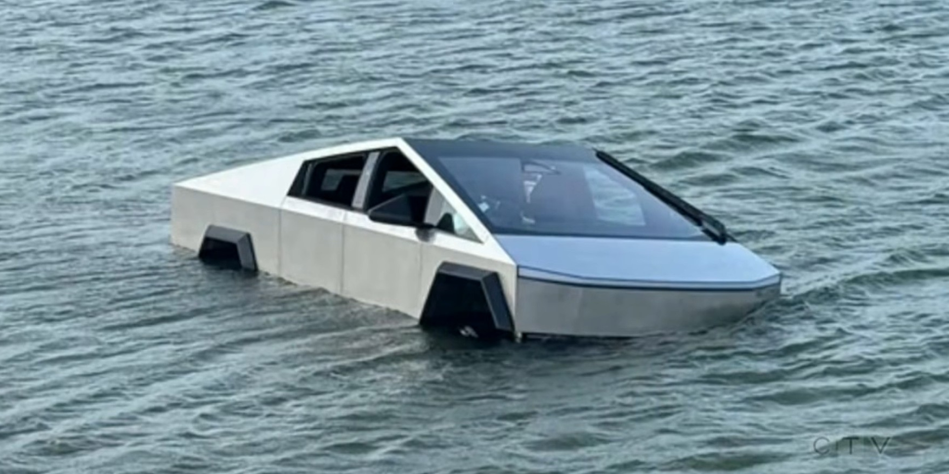 Оно утонуло. Водитель Cybertruck попытался воспользоваться режимом «перехода вброд» в озере (видео)