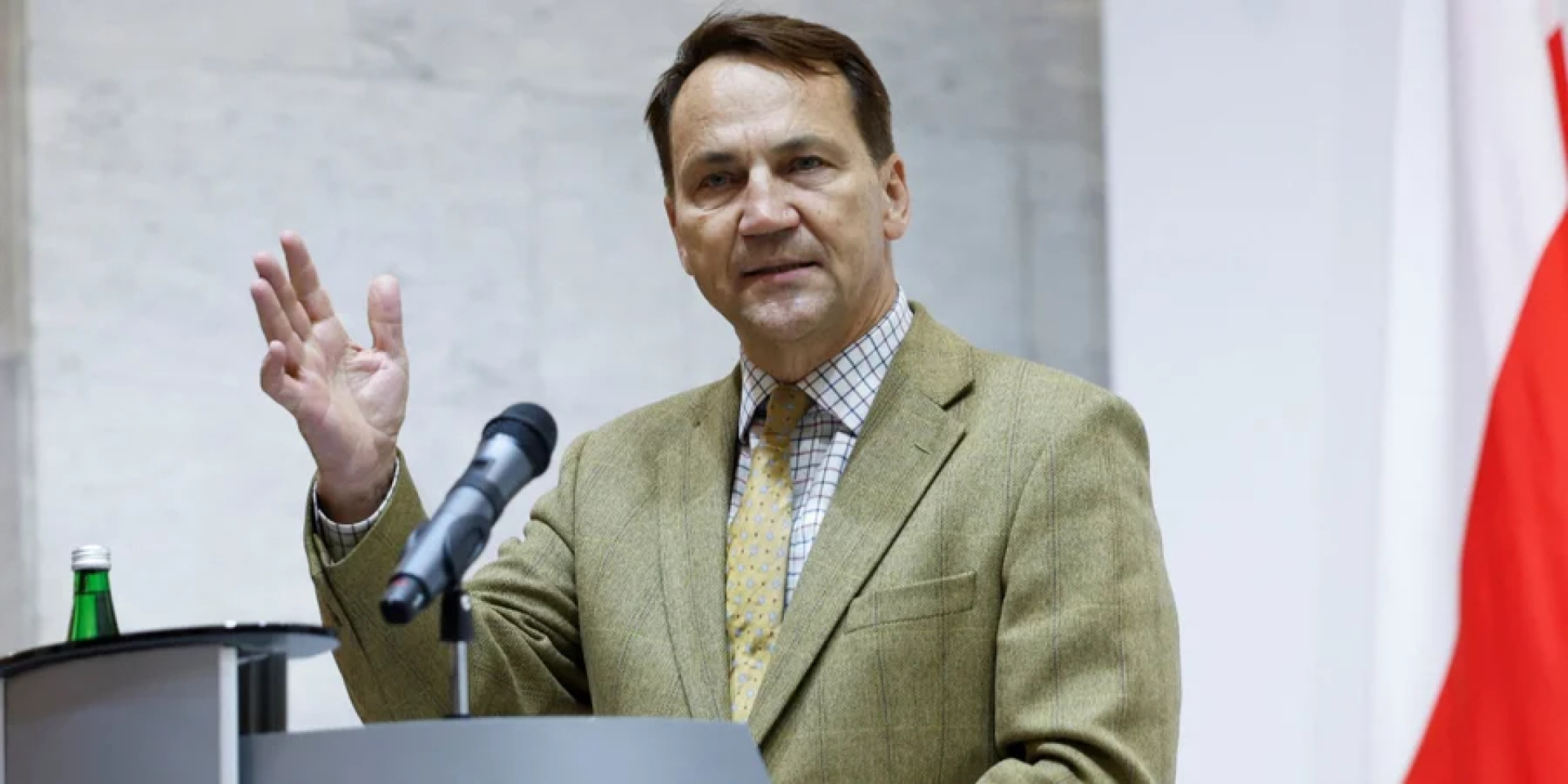 Sikorski says battlefield situation is improving for Kyiv