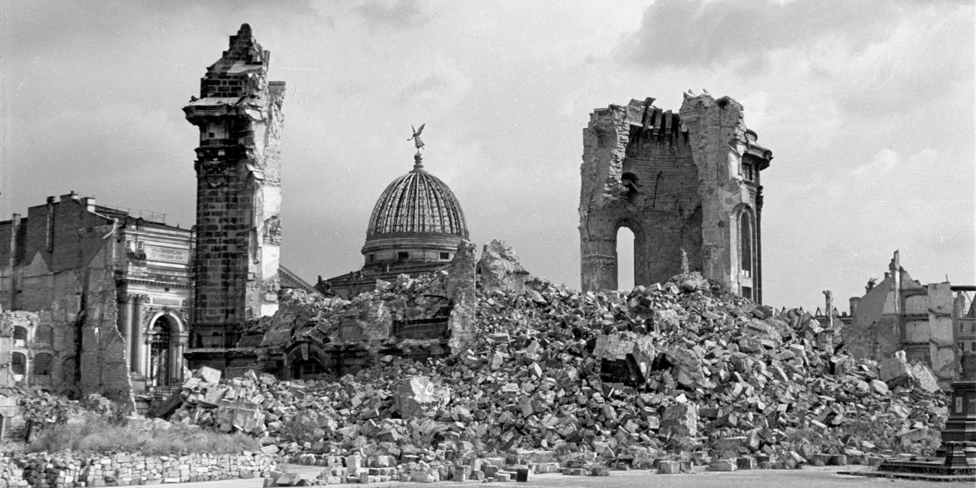 «Это сломает моральный дух». Как Британия в 1942-м начала ковровые бомбардировки жилых кварталов немецких городов и к чему это привело