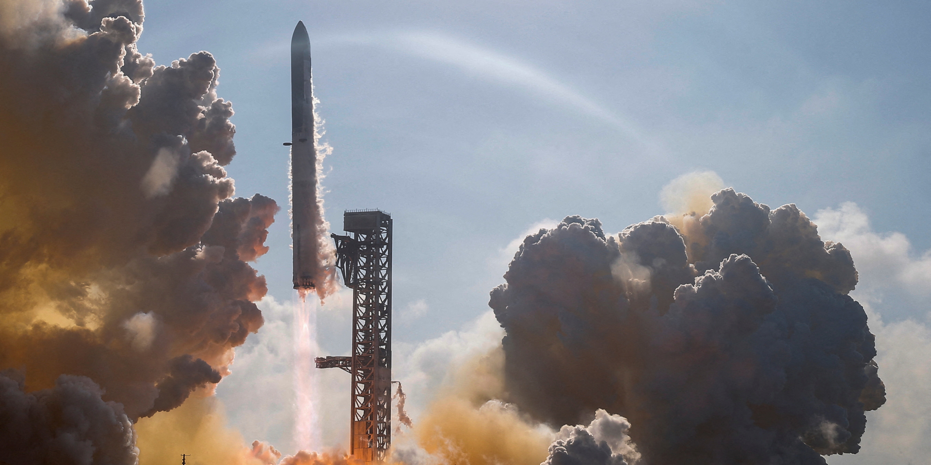 Полет длился 65 минут: SpaceX успешно испытала самую большую и мощную в мире ракету Starship — фото, видео