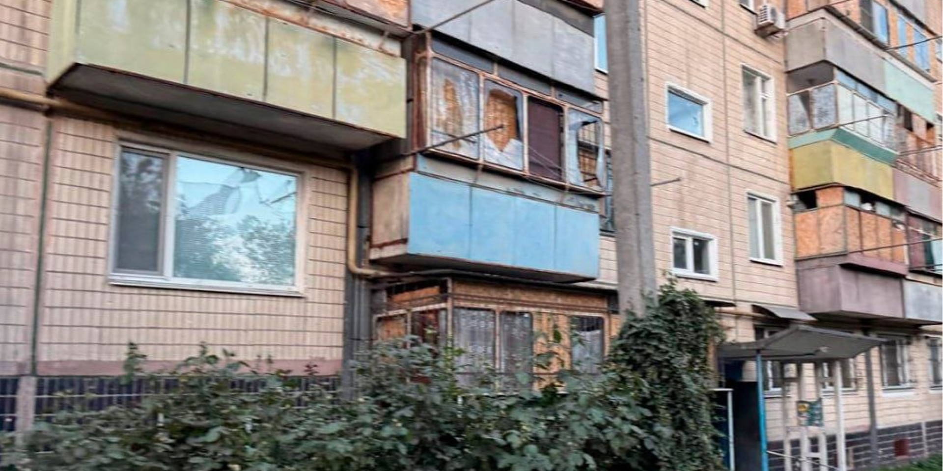 В Никополе из-за российского обстрела ранены семь человек, среди них — 4-летний мальчик и младенец
