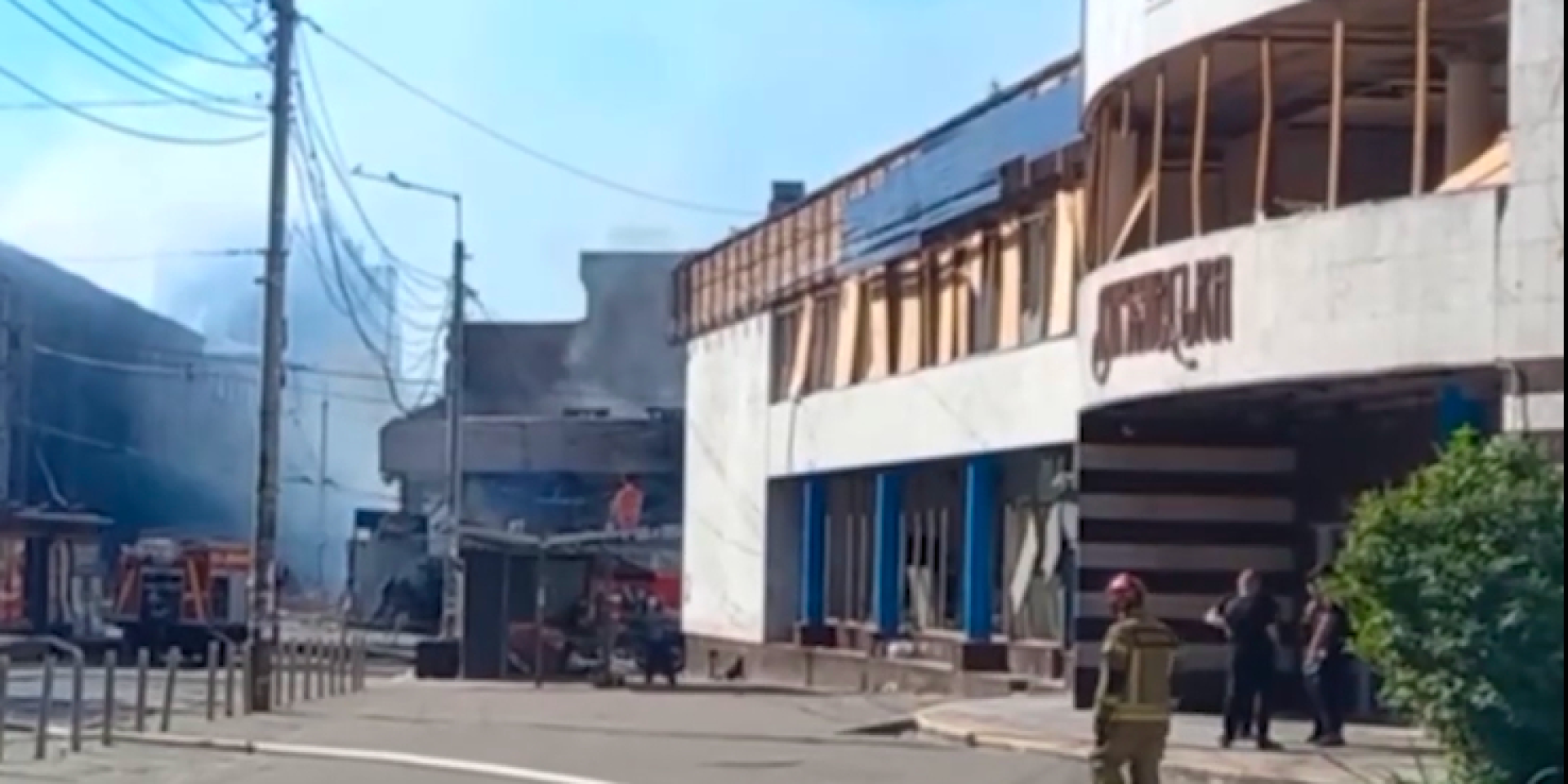 СМИ показали, как выглядит ТЦ Квадрат и вход на станцию метро Лукьяновская в Киеве после удара россиян — видео
