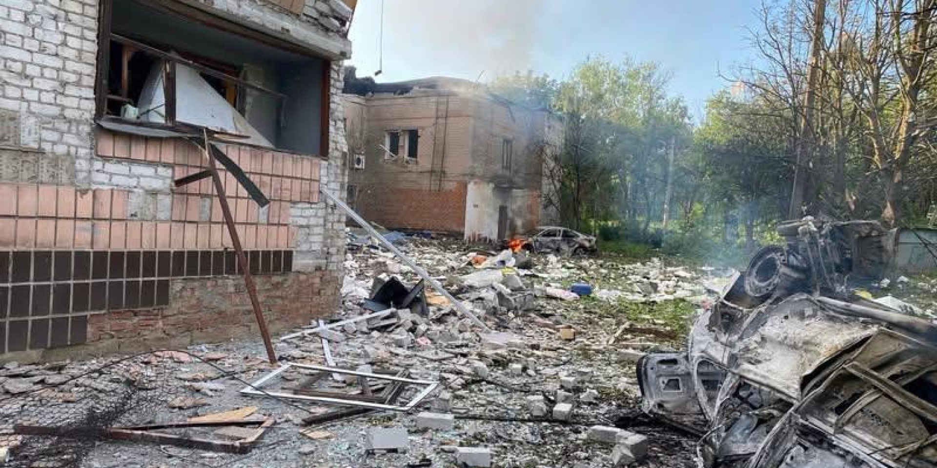 Сбросили пять фугасных авиабомб. Российские войска массированно атаковали Краматорск, повреждено более десятка многоэтажек, есть погибшие