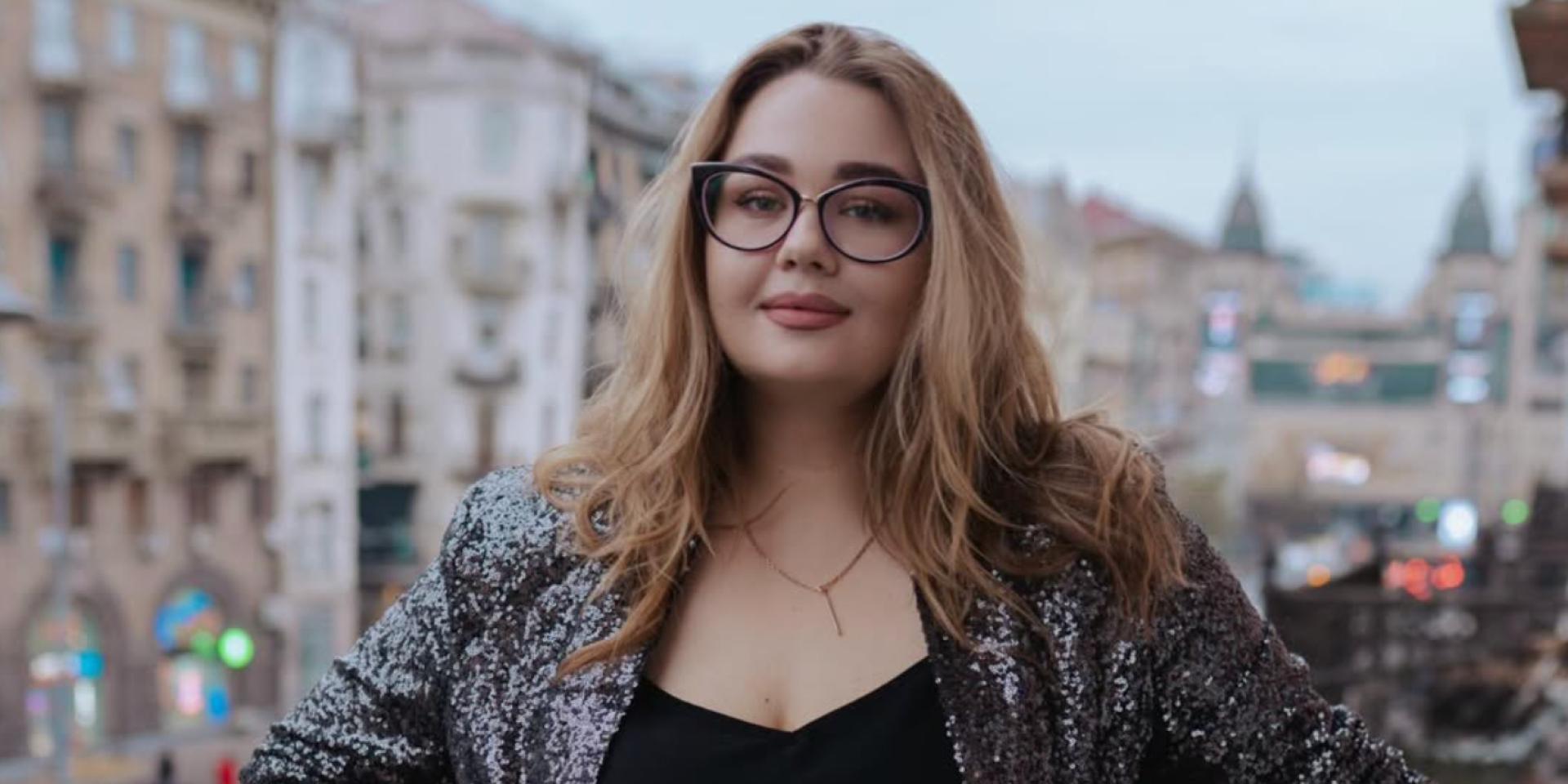 «Девушки предлагали платья». Невеста, наряд которой сгорел во время атаки РФ по Киеву, рассказала, как вся страна собирает ее на свадьбу