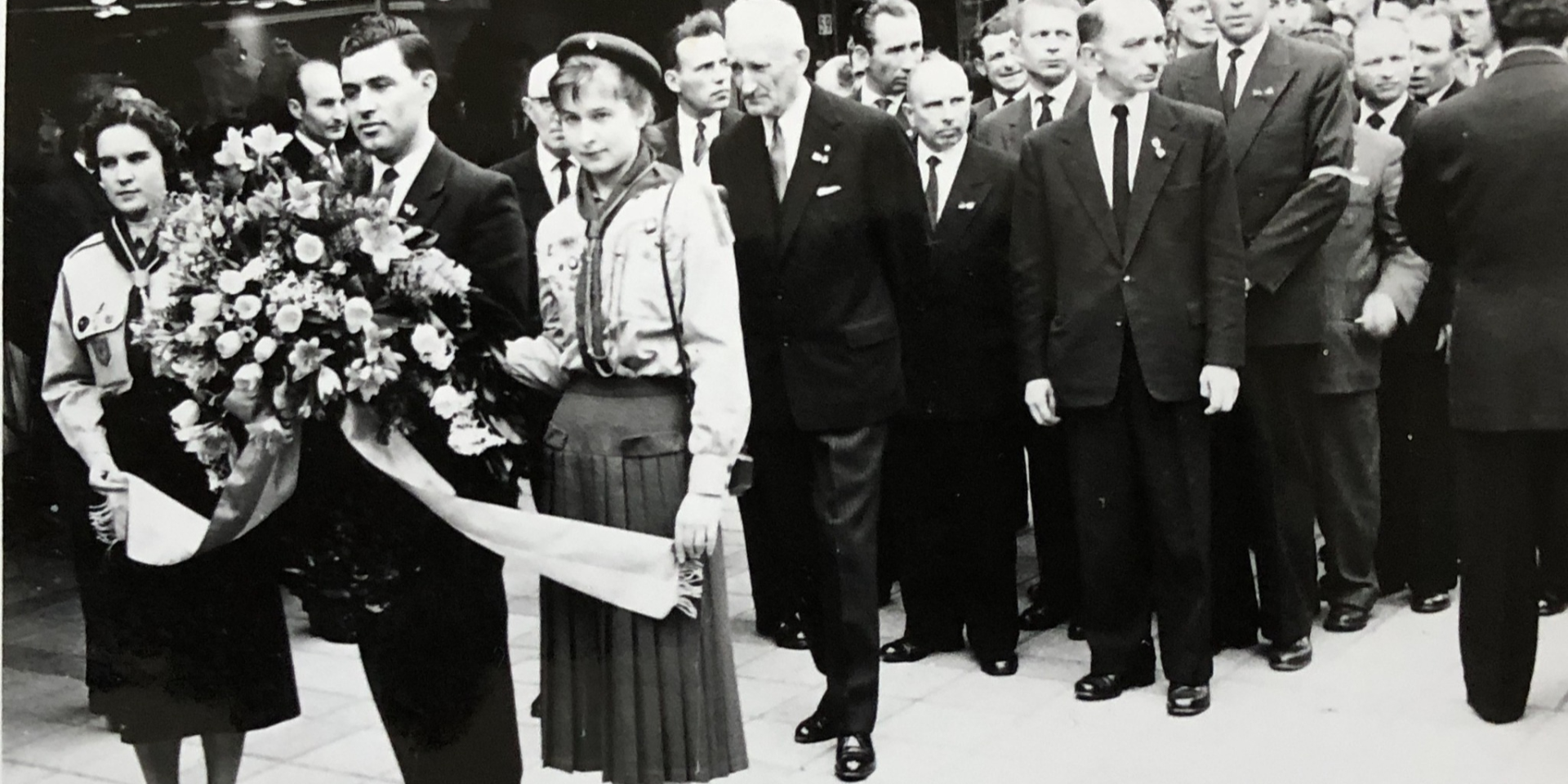 Андрій Мельник (на фото — у центрі за трійцею з вінком), за ним — Степан Бандера і Степан Ленкавський (дивиться вбік), автор Декалогу Українського націоналіста, 1940-го був посередником у переговорах Мельника з Бандерою. Роттердам, травень 1958 року, вшанування пам’яті загиблого 20 років тому Євгена Коновальця (Фото: DR)