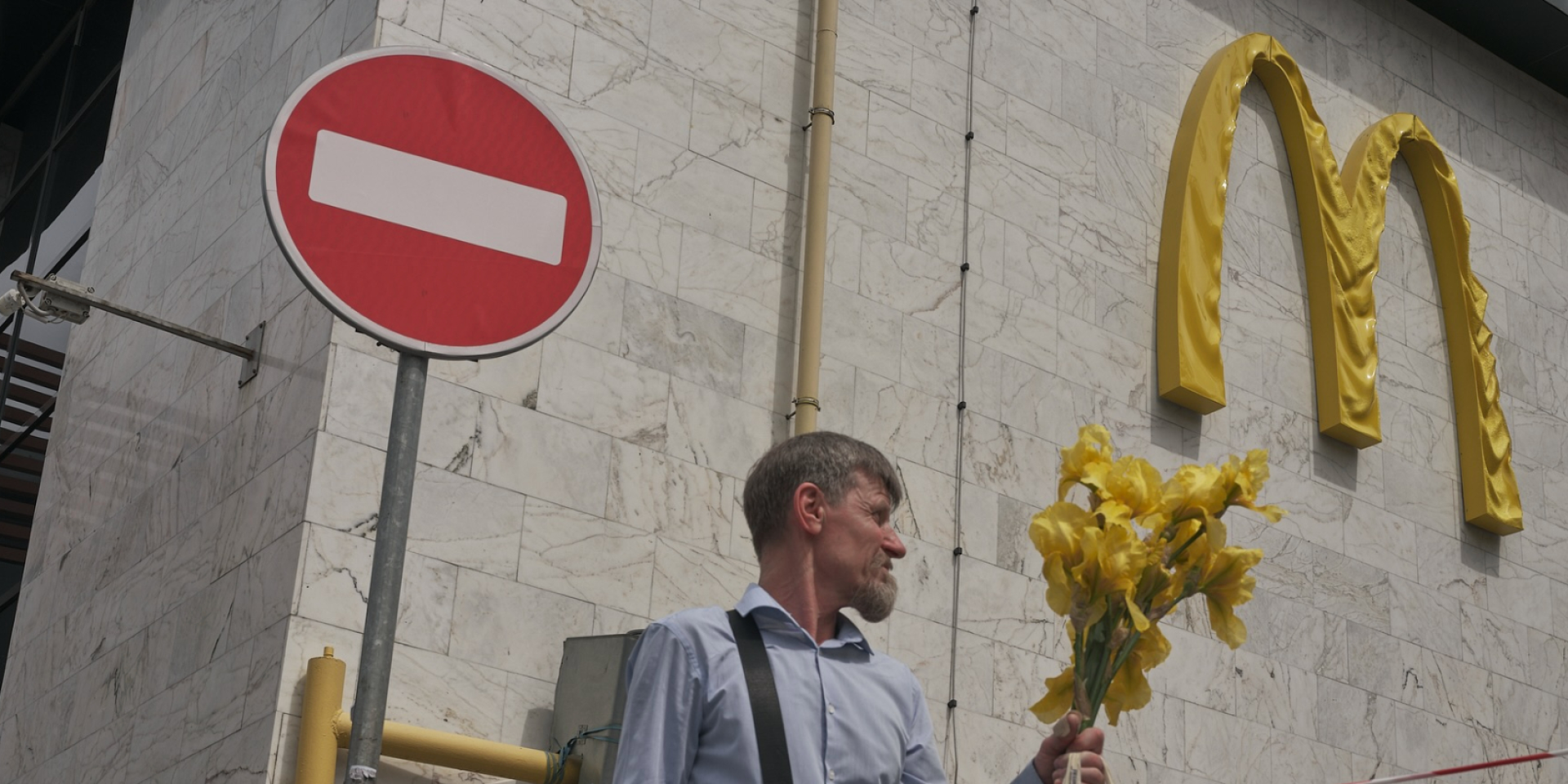 Українці порівнюють вивіску Макдональдс на Лук’яівці зі станом на п’ятий рік вторгнення (Фото: Instagram libkos)