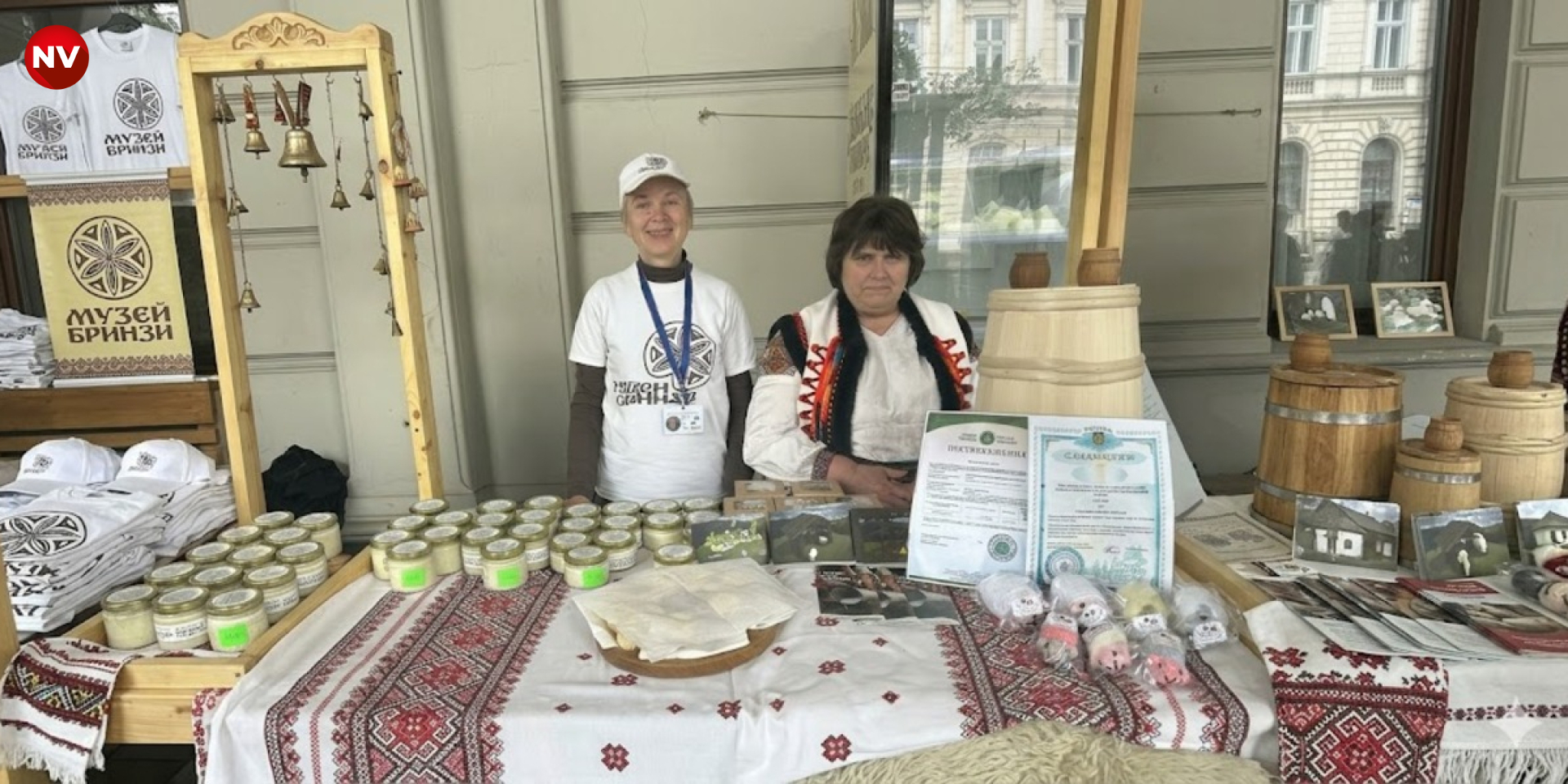 Ольга Шкуро, представниця Музею гуцульської бриндзі, та пані Дозя, представниця виробництва продукту (Фото: NV Food)