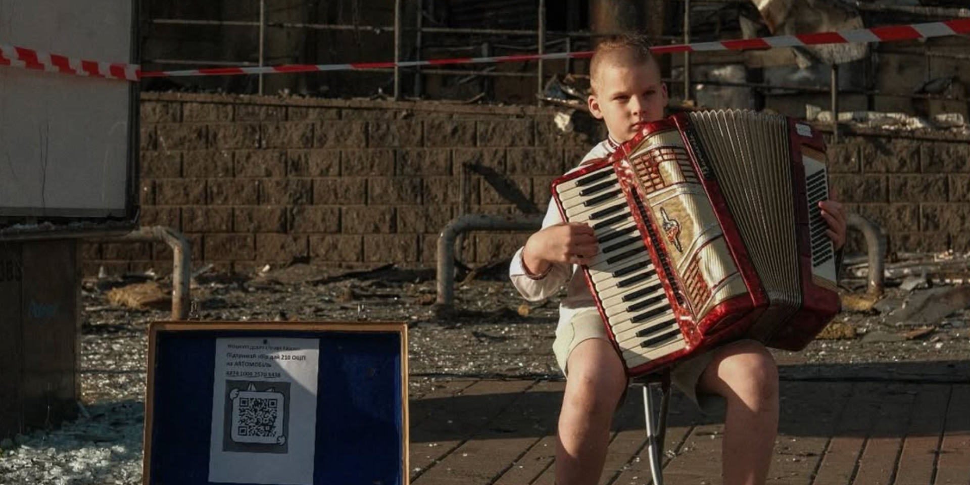 Юний киянин зворушив Мережу виконанням пісні на тлі знищеного ТЦ (Фото: Instagram petrovp.photo)