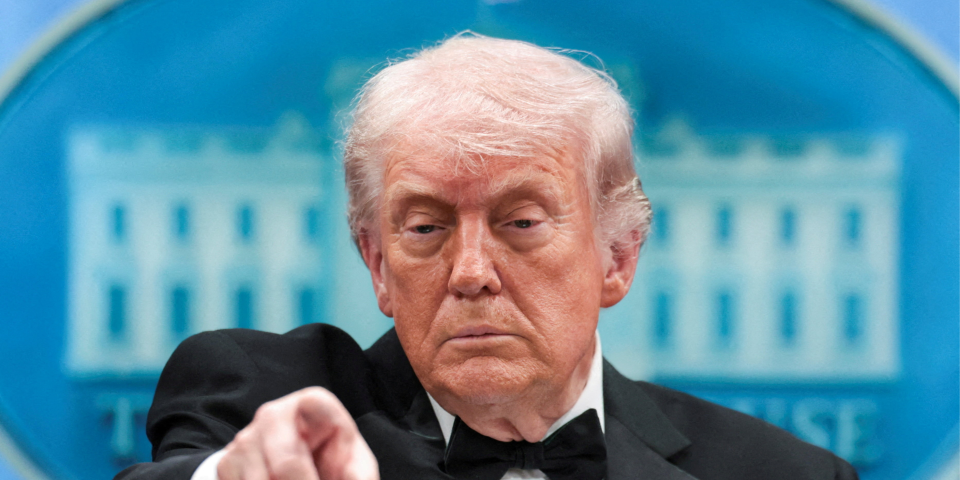 После синяков на руках и сыпи. Трамп прибыл в военный госпиталь на медосмотр