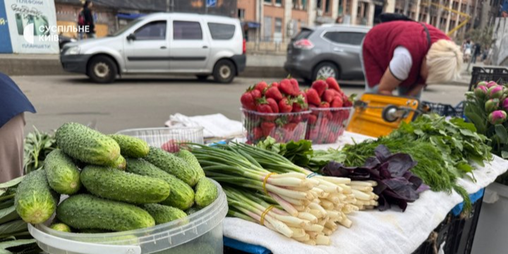 На Лук’янівський ринок повертаються продавці після російського обстрілу (Фото: Суспільне /Станіслав Свирид)