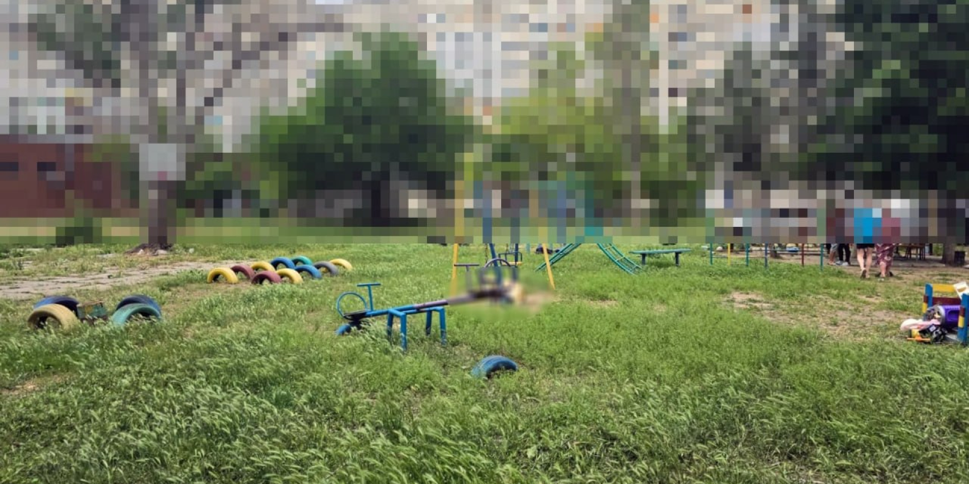 Войска РФ ударили по детской площадке в Херсоне, пострадали мать с двумя детьми, их отец погиб