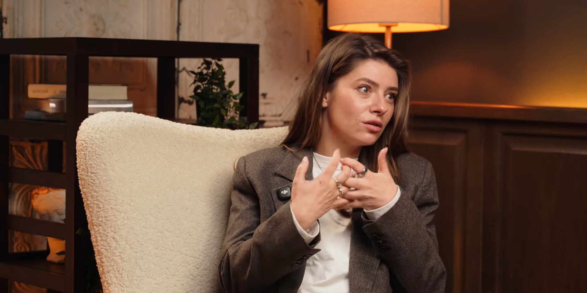 Дарʼя Петрожицька розповіла, як будує відносини з нареченим на відстані (Фото: Скриншот/Розмова/YouTube)