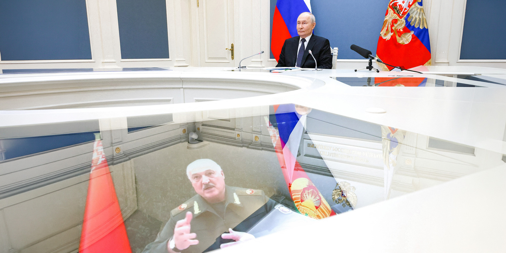 Дві старі «ядерні валізки»: російський диктатор Володимир Путін та його білоруський партнер Олександр Лукашенко провели спільне тренування ядерних сил 21 травня 2026 року, узявши участь у навчаннях дистанційно через відеозв'язок (Фото: Reuters)