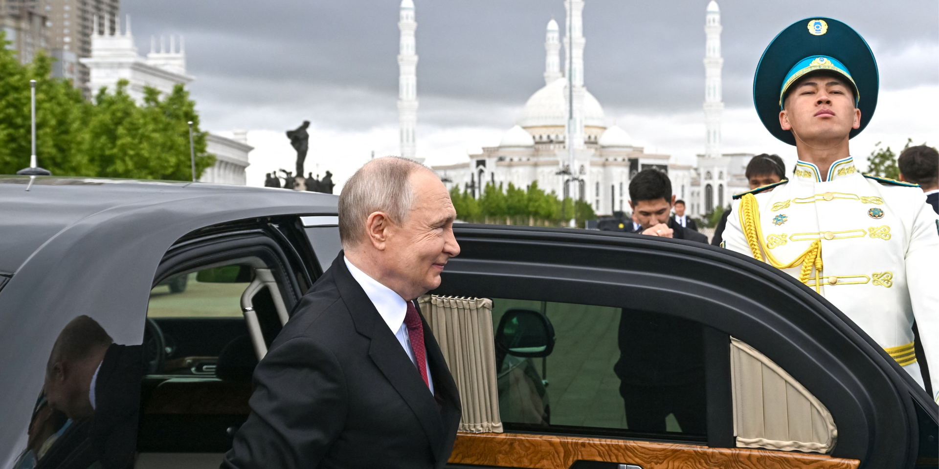 Putin’s Astana convoy rolls with gunner, EW gear and helicopter cover — video