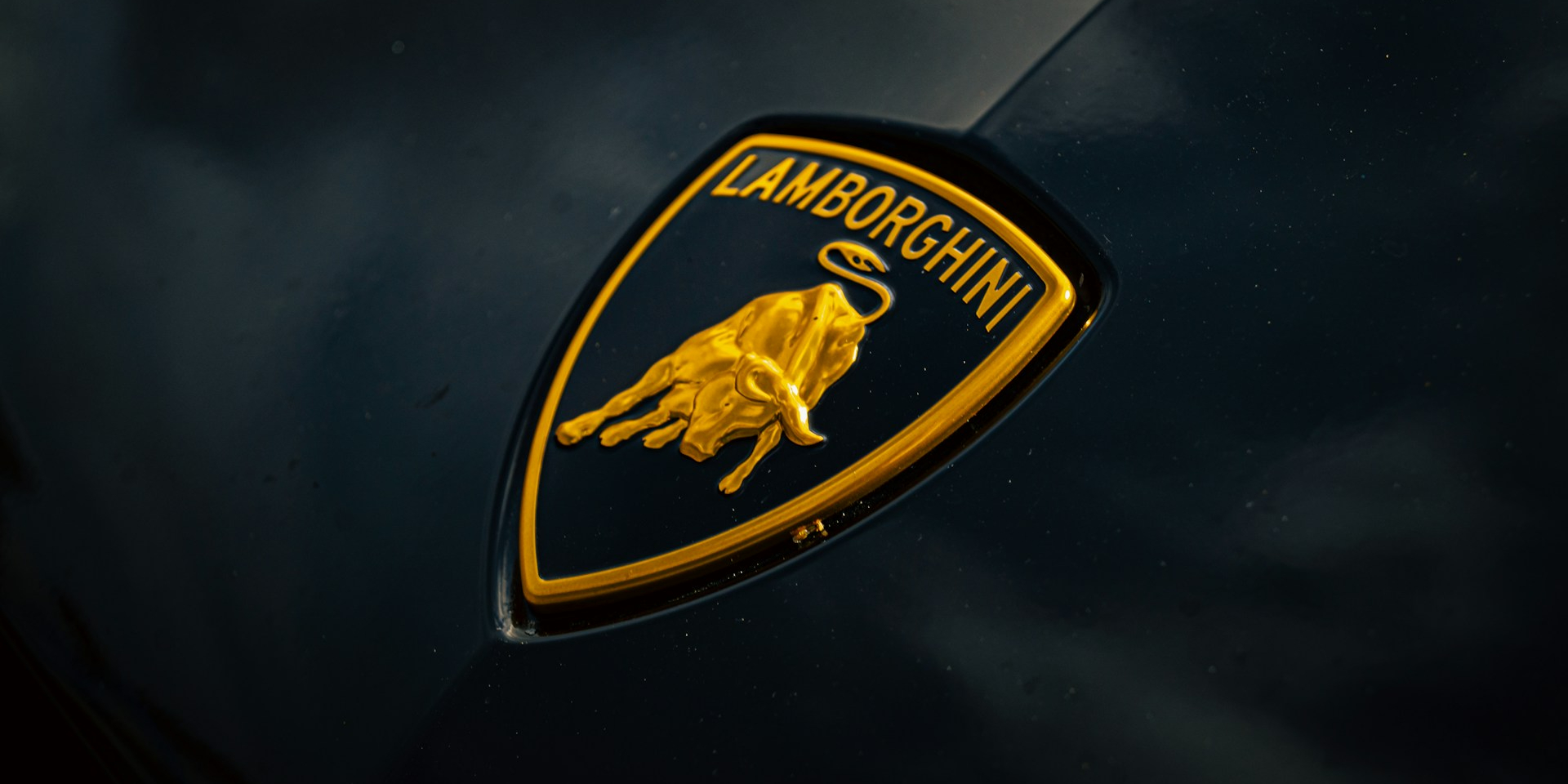 «У каждого своя стратегия». Глава Lamborghini объяснил отказ от электромобилей в пользу гибридов