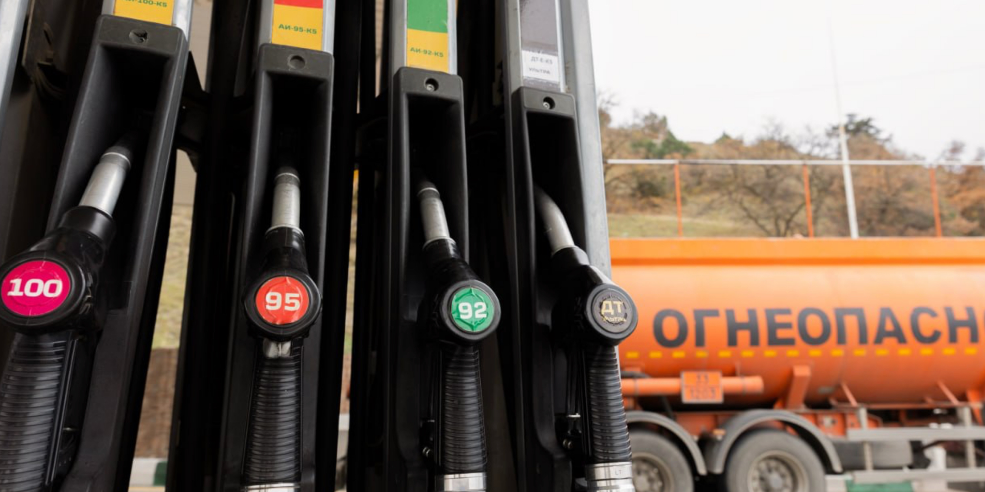 One person will be able to buy no more than 20 liters of A-95 gasoline per day. (Photo: @Aksenov82)