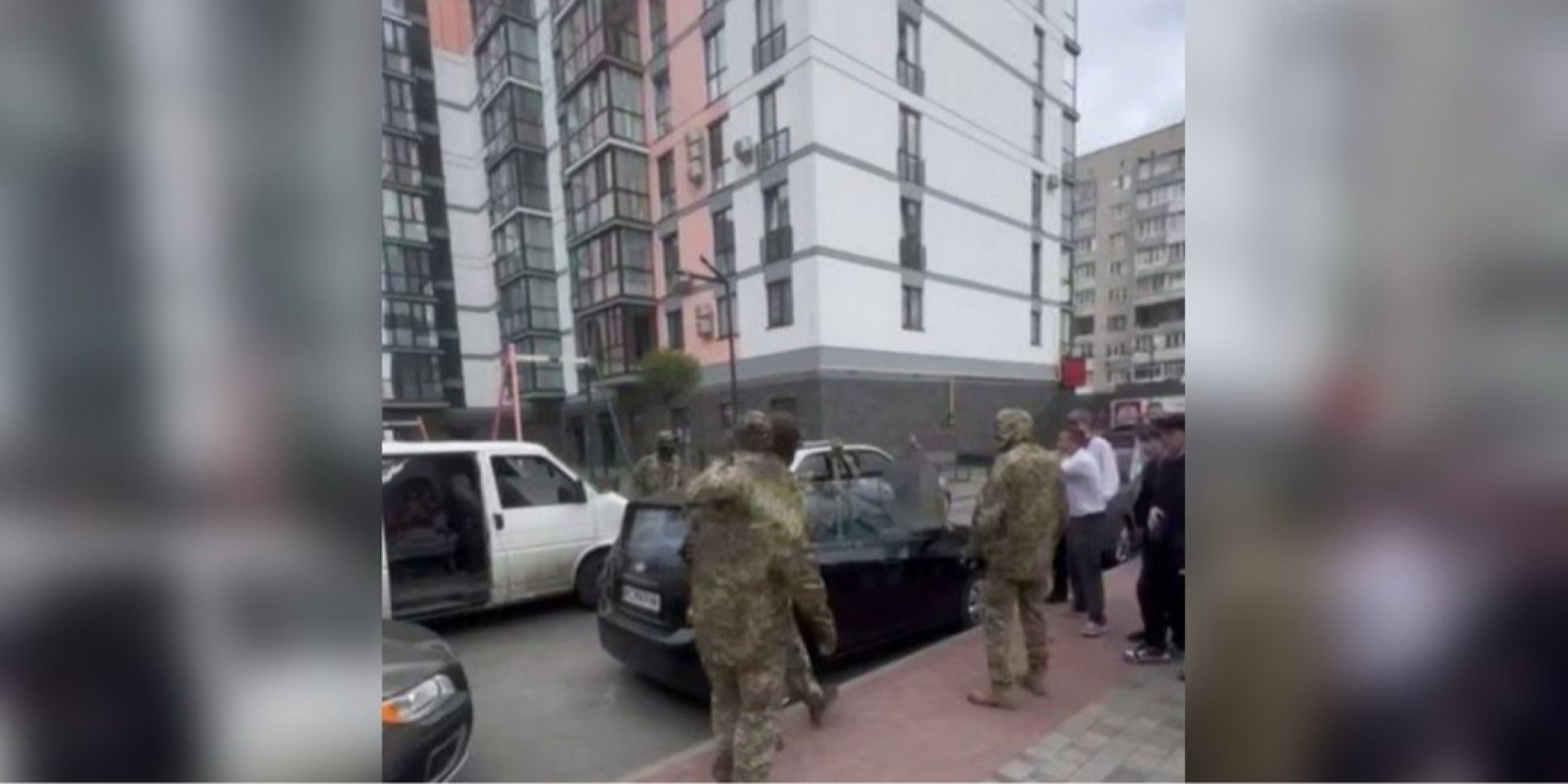У Луцьку виник конфлікт між підлітками та працівниками ТЦК, пошкоджене службове авто — відео