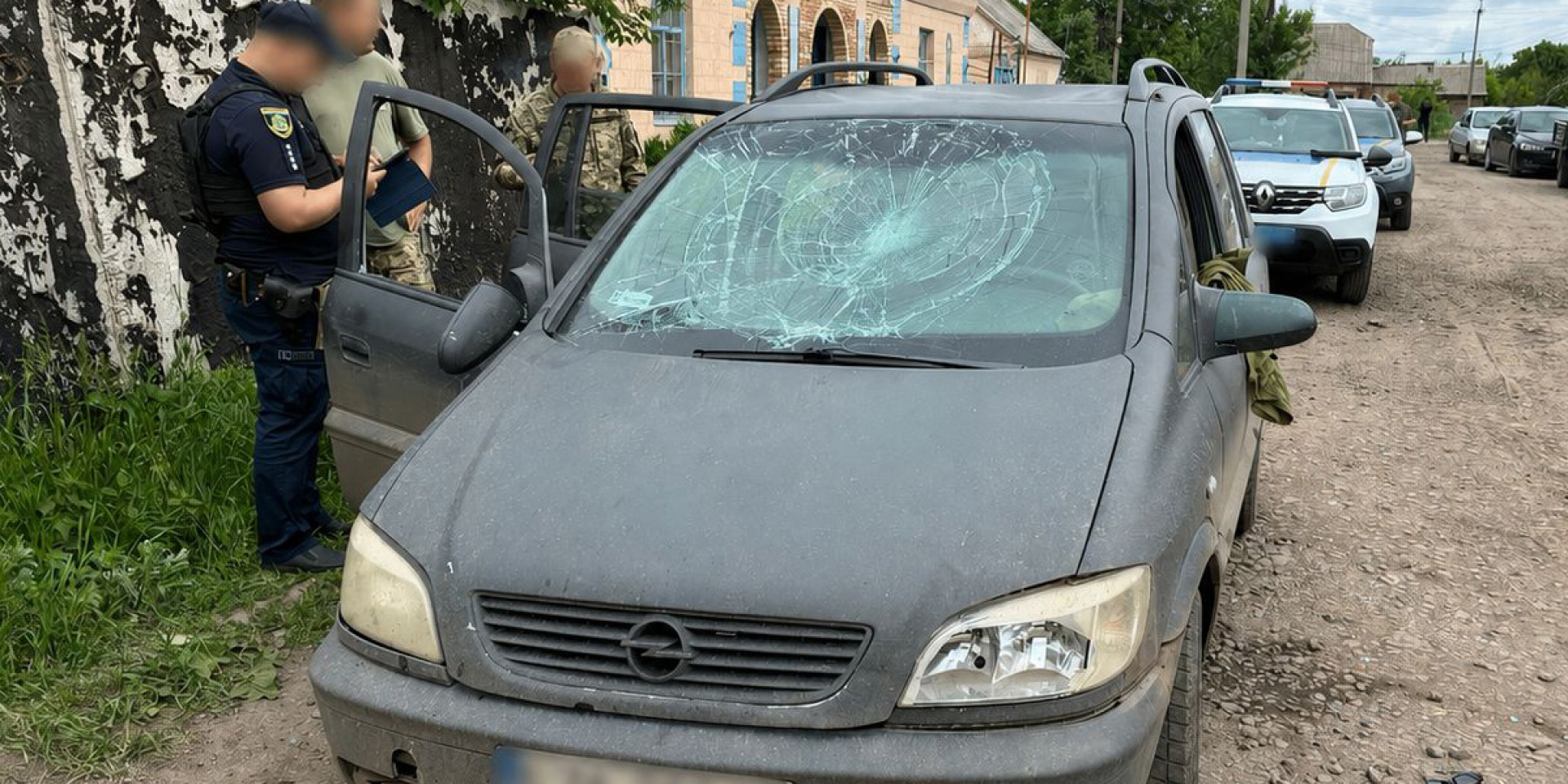 В Харьковской области мужчины напали на представителей ТЦК и побили служебную машину, им сообщено о подозрении — полиция